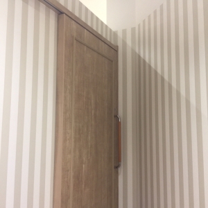 個室がドアで仕切られてます、綺麗です