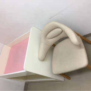 オムツ交換ベッドと授乳椅子