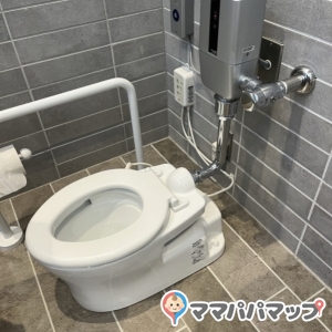 馬事公苑　野外トイレの授乳室・おむつ替え台の写真(1枚目)