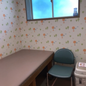 オムツ替えスペースが広く、たっちしてのおむつ替えやお着替えも楽チン。おむつ用ゴミ箱あり。