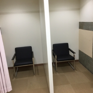 ドアを開けると目の前には流しがあります。左手側に仕切りがあり、2つスペースがあるかんじです。