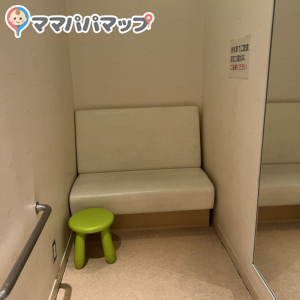 カーテンで仕切るだけの授乳スペースです