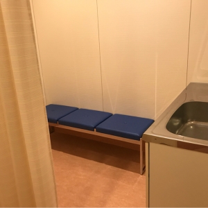 扉に鍵がかけられ、内側にカーテンがあります。