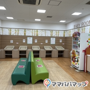 イオン洛南ショッピングセンター(2階 赤ちゃん休憩室)の授乳室・おむつ替え台の写真(1枚目)