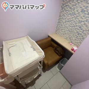 軽の森 泉大津(1F)の授乳室・おむつ替え台の写真(1枚目)
