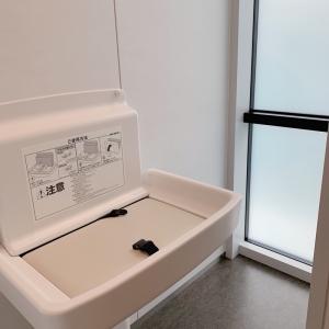 カバンをかけれるフック等がなく、少し不便ですが。。とても綺麗です