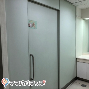 福屋八丁堀(8F ファミリートイレ)の授乳室・おむつ替え台の写真(4枚目)