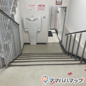 １００円ショップキャンドゥ東武ストア小豆沢店(B1)のオムツ替え台情報 画像1