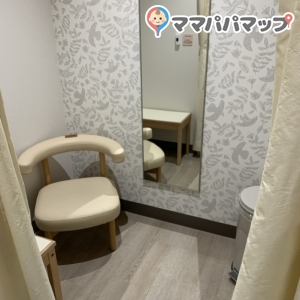 エミフルMASAKI 2階　連絡通路横(2F)の授乳室・オムツ替え台情報 画像2