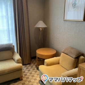 ソファに置いてあるクッションが授乳クッションとしてちょうどいいです。