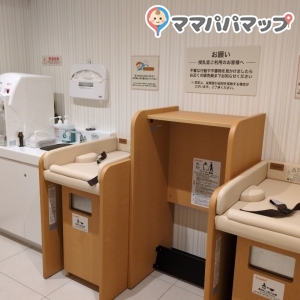 おむつ交換台が2つと給湯機があります。このエリアは男性も入室可でした。