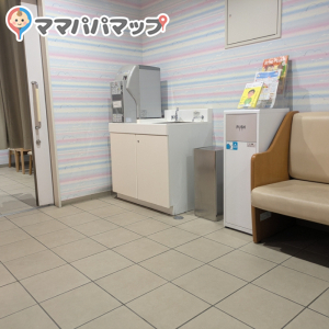 入って左手に授乳スペースがあり、その手前に扉とカーテンがあります。