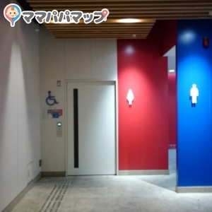 トイレの外観です（正面の白いドアが多目的トイレです）