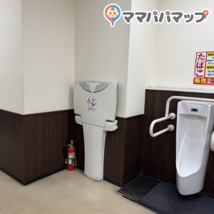 パパがおむつ替えをする場合は、男子トイレの中におむつ交換台があります