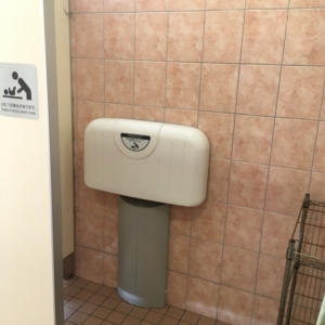 コーナン三条大路店の授乳室・おむつ替え台の写真(1枚目)