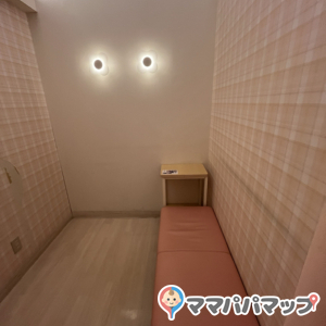 授乳室の中に1室だけ広いところがあります。3畳ほどのスペースでここのみソファになっています。