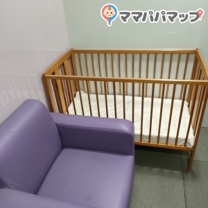ベビーベッドとソファ
