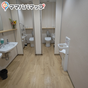 女子トイレには各個室内に子供用イス、洗い場にも1つ