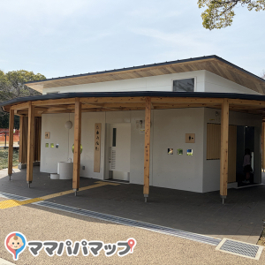 富士公園 公衆トイレの授乳室・おむつ替え台の写真(1枚目)