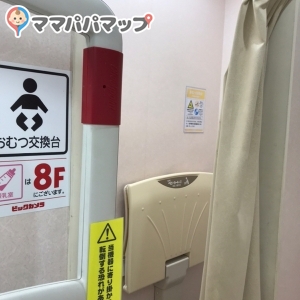 2階トイレに5階と8階のオムツ替えと授乳室の情報があります。