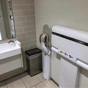 入り口入って右側