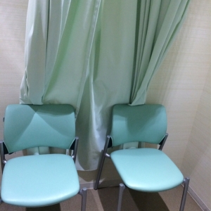 イスは２つ。超せまいスペースです。バッグを置く場所がない。