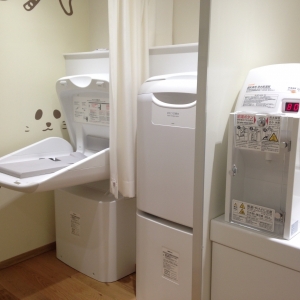 １階の東西２か所にあるようで、こちらは東側(庁舎内のコンビニの近く)