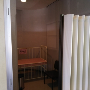 パーテーションで仕切られた一角