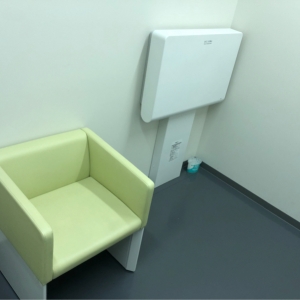 3F授乳室 おむつ替え台もあります。利用はスタッフの方に声をかける必要ありです。
