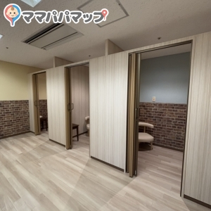 授乳室はベビーカーのまま入れます。