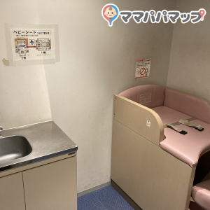 授乳室は1室あり、鍵がかけられます。オムツ台、授乳椅子、洗面(石鹸なし)があります。
