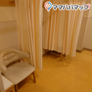 トイザらス・ベビーザらス  新座店(2F)の授乳室・おむつ替え台の写真(2枚目)