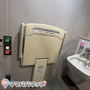 同じフロアの多目的トイレにもオムツ交換台が1台ありました