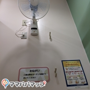 授乳室の個室内には扇風機もあります