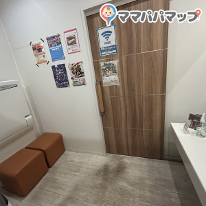 女性用トイレ内 オムツ交換台