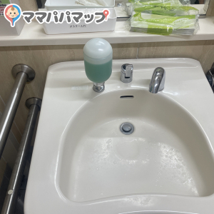 カワチ薬品 富士厚原店の授乳室・おむつ替え台の写真(3枚目)