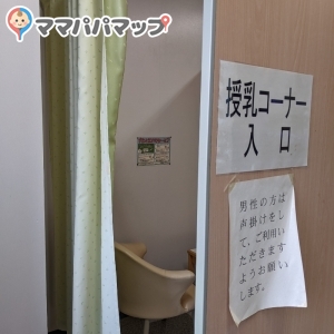 衝立を回り込んで入ります。ベビーカーが少し引っかかります。