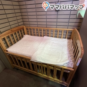 パーテーションの奥にベビーベッドがあり、そこでオムツを変えられます。