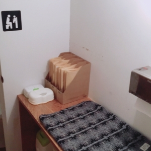 オムツ・おしりふき・オムツ用ゴミ箱も準備されてます