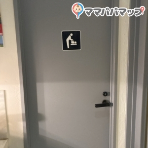 女子トイレ3部屋のうち1番奥にオムツ台がついています。