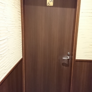 車椅子用トイレの中にあります。