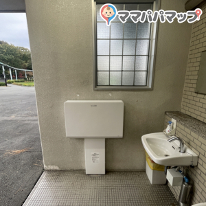 洗面台横におむつ台有り