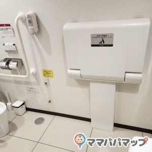 クスリのアオキ 奈良輪店の授乳室・おむつ替え台の写真(1枚目)