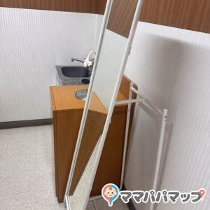 手洗い石鹸はないですが、ペーパータオル置かれています。ミルク用の熱湯が出る蛇口もありました。