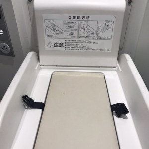 田町駅構内 南改札口(2F 多目的トイレ)の授乳室・おむつ替え台の写真(1枚目)