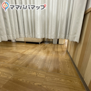 椅子に座った際のカーテン丈