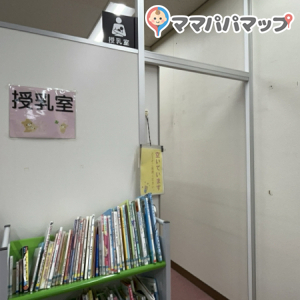 保健こども課の一角に授乳室がありました！役所の方が壁を隔ててすぐ隣でお仕事してるので、お互いの声は少し気になります。使用中は札をひっくり返して扉を締め、鍵はありませんでした。