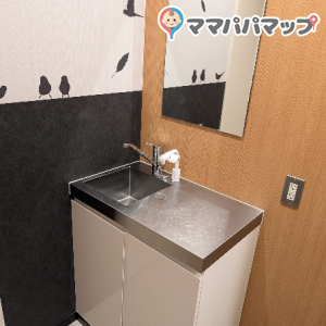 ヨドバシカメラ　マルチメディア梅田(7F)の授乳室・おむつ替え台の写真(2枚目)