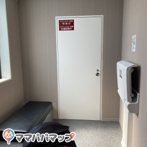ベンチとオムツ台のシンプル、ゴミ箱もないので持ち帰りが必要ベビーカー入るくらいの広さはあります