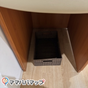 おむつ替え台の下に荷物入れがありました。